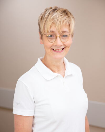Dr. med. Ulrike Richardt, Fachärztin für Innere Medizin und Nephrologie, blickt freundlich in die Kamera. Die schlichte Umgebung rückt ihre sympathische Ausstrahlung in den Mittelpunkt.